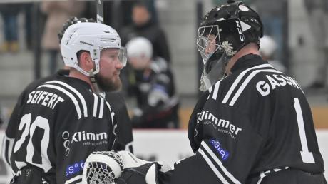 Servus Kumpel: Sebastian Gassner (hier mit Mario Seifert) beendet seine Laufbahn als Eishockey-Torwart verletzungsbedingt. 	