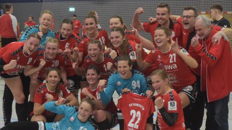 Eine für alle, alle für eine: In ihrem Siegesjubel schlossen die Haunstetter Handballerinnen auch ihre fehlende Teamkameradin Daniela Knöpfle mit ein, indem sie ihr Trikot mit in die Kamera hielten.