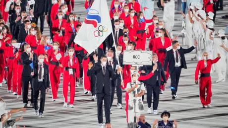 Die Mannschaft des Russischen Olympischen Komitees (ROC) kommt in Tokio ins Stadion. Auch in Peking dürfen russische Sportler nur als Athleten des ROC antreten.