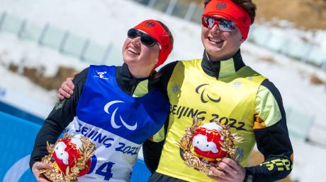 Die 18-jährige Leonie Walter und ihr Guide Pirmin Strecker feiern nach dem Rennen über 15 Kilometer ihre Bronzemedaille.