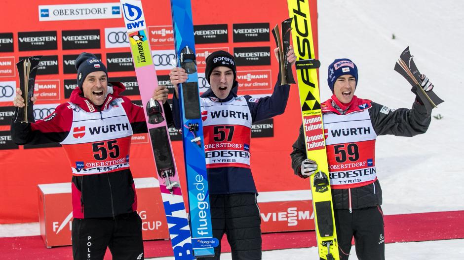 Der Slowene Timi Zajc (Mitte) gewann den Skiflug-Weltcup am Sonntag in Oberstdorf vor dem Polen Piotr Zyla (links) und dem Österreicher Stefan Kraft (rechts). Kraft hatte das Springen am Samstag für sich entschieden. Lokalmatador Karl Geiger landete zwei Mal auf Platz neun.