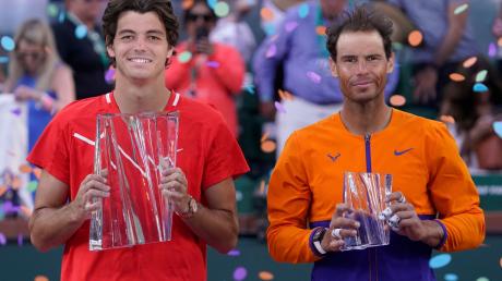 Sieger Taylor Fritz (l) hält mit seiner Trophäe neben Rafael Nadal bei der Siegerehrung.