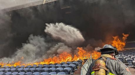 Feuerwehrleute bekämpfen Flammen im Empower Field im Mile High Stadion in Denver.