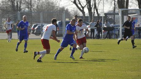 Radu Somodi (Mitte) setzt sich in dieser Szene gegen zwei Oettinger durch. In der Nachspielzeit erzielte der Holzheimer Stürmer per Foulstrafstoß den umjubelten 1:1-Ausgleich für sein Team. 