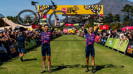 Total erschöpft, aber wahnsinnig glücklich: Als Gewinner der Abschluss-Etappe haben Georg Egger und Lukas Baum unter dem Jubel der Zuschauenden das Ziel erreicht. Wenige Augenblicke später ist klar: Die beiden haben die Cape Epic 2022 gewonnen.  