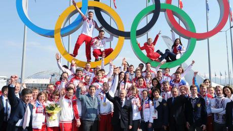 Zeigt sich gern mit erfolgreichen Sportlern: Russlands Präsident Wladimir Putin (M,vorn) in Sotschi.