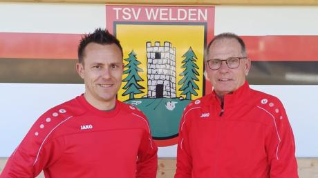 Abteilungsleiter Christoph Hutter (links) begrüßt den neuen Trainer Jürgen Völk beim TSV Welden. 
