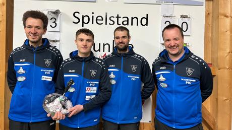 Am Ende können sich die Penzinger Stockschützen (von links Matthias Peischer, Stefan Gießer, Michael Wurmser und Stephan Ruile) doch über das Unentschieden zum Auftakt der neuen Bundesliga-Saison freuen. 
