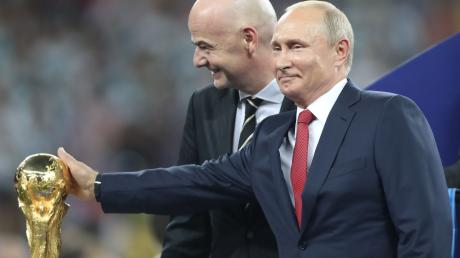 Nah dran am Pokal: Wladimir Putin (vorne) und FIFA-Boss Gianni Infantino bei der Fußball-WM 2018 in Russland.