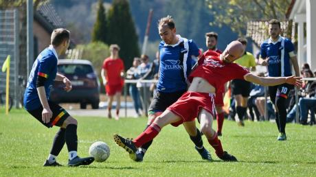 Sebastian Liepert und Nikolas Brummer vom Schlusslicht FC Emersacker räumten Lukas Huber und die SpVgg Westheim mit 3:0 aus dem Weg. 