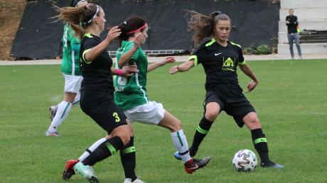 Fünf Treffer erzielte Sophia Hammerl vom SC Biberbach (am Ball) beim 7:0-Sieg gegen den FSV Wehringen. 