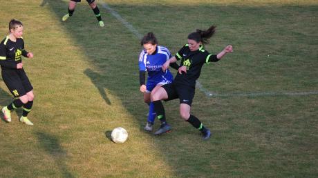 Jana Büchele (blaues Trikot) sorgte mit ihrem Treffer zum 2:1 gegen den TSV Burgau für den dritten Sieg des FC Loppenhausen in Folge.  