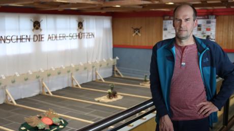 „Froh, dass es endlich losgeht.“ Breitenbrunns Schützenmeister Peter Wank und sein Team haben die Schießstände im Haus der Vereine aufgebaut.