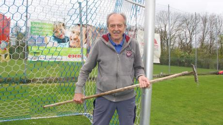 Fritz Sedl ist bei den Sportfreunden Friedberg weit mehr als nur der Vorsitzende. Besonders die Fußballplätze liegen dem 71-Jährigen am Herzen. 