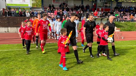Da schlug das Herz der kleinen Fußballer höher. Vor dem Totopokal-Finale durften sie die Mannschaften des TSV Neusäß und des TSV Bobingen vor 350 Zuschauern aufs Spielfeld begleiten. 