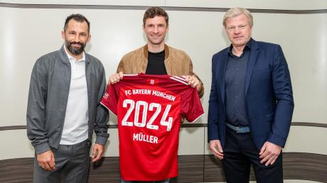 Sportdirektor Hasan Salihamidzic, Thomas Müller und Vorstandschef Oliver Kahn präsentieren die Vertragsverlängerung des Nationalspielers bis 2024.