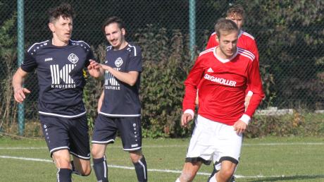 Im Hinspiel trennten sich der TSV Friedberg (rote Trikots) und der BC Aichach 1:1. Jetzt kommt es erneut zum Duell.  
