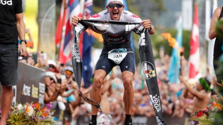 Jan Frodeno freut sich nach seinem Triathlon-Sieg 2019.