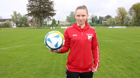 Franziska Graf spielt nicht nur selbst beim SV Ottmaring Fußball, sondern ist auch als Trainerin für mehrere Nachwuchsmannschaften aktiv. 