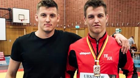 Dawid Walecki (rechts neben Bruder Daniel) vom TSV Aichach holte sich die Bronzemedaille bei der deutschen Meisterschaft der Junioren.  