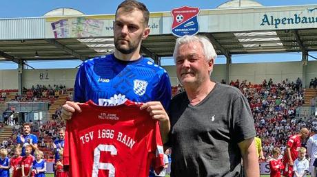 Vor toller Kulisse wurde Marko Cosic vom TSV Rain mit dem Spiel gegen Unterhaching verabschiedet. Er bestritt 176 Pflichtspiele für die Tillystädter. 