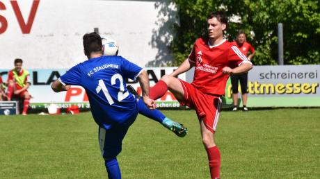 Konnte seine beiden guten Gelegenheiten in der ersten Hälfte gegen den FC Staudheim nicht verwerten: Ober-/Unterhausens Ermon Sulejmani (rechts), hier im Zweikampf mit Staudheims Stefan Landes (links).  
