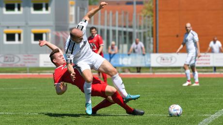 Ein Spieler des FC Sonthofen stoppt Manuel Salzman (weiß)vom SV Mering. Nach einem klaren 3:0-Sieg in Ichenhausen müssen die Meringer nun eine herbe Heimniederlage gegen den Rangzweiten hinnehmen.  