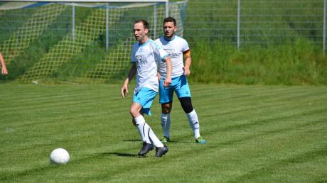 Matthias Zirngibl und Simon Ohnheiser (von links) konnten die 0:2-Heimniederlage des FC Emersacker im Kellerduell gegen den Mitabsteiger FC Haunstetten nicht verhindern. 