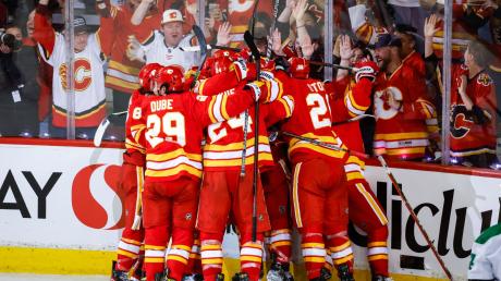 Die Calgary Flames feiern den Sieg.