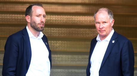 Finanz-Geschäftsführer Michael Ströll (li.) und Stefan Reuter haben jetzt beim Fußball-Bundesligisten FC Augsburg das alleinige Sagen. 