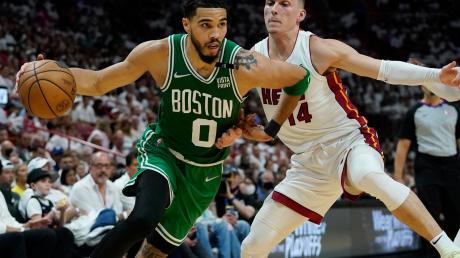 Bostons Jayson Tatum (0) gegen Tyler Herro (14) von Miami. Die Boston Celtics haben ausgeglichen.