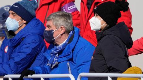 Die chinesische Tennisspielerin Peng Shuai (r) und IOC-Präsident Thomas Bach (M) bei den Winterspielen in Peking.