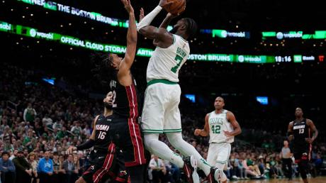 Jaylen Brown (M) glich mit den Boston Celtics gegen die Miami Heat aus.