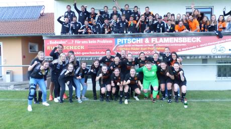 Die Fußballerinnen des FC Maihingen holten mit einem überzeugenden 4:0-Sieg in Sielenbach zum zweiten Mal in der Vereinsgeschichte die Bezirksliga-Meisterschaft im Frauenfußball. Das Bild zeigt das Meisterteam mit den vielen mitgereisten Fans, die ihr Team die ganze Saison unterstützen und nun richtig feiern konnten.  
