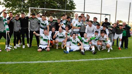 Nach 26-jähriger Unterbrechung wieder Bezirksligist: Die U 23 des FC Gundelfingen hat sich im Relegationsspiel gegen den TSV Ziemetshausen mit 2:1 nach Verlängerung durchgesetzt und feierte nach der Partie in Jettingen den Erfolg entsprechend. 