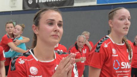 Enttäuschung pur bei den Handballerinnen des TSV Haunstetten, die den Aufstieg in die 2. Liga mit einer 27:29-Niederlage gegen die SG Mainz-Bretzenheim knapp verpassten. Für Sarah Irmler (vorne) war es das Abschiedsspiel. Sie wechselt zu Frisch Auf Göppingen. 