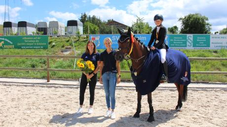 Nora Kuhlins, Nachwuchsmeisterin auf ihrem Pony „GWH Josy“,gewann die schwäbische Meisterschaft im Springen der Klasse E. Mit der Titelträgerin freuen sich Sabrina Czernoch, die Vorsitzende der SVH-Abteilung Reiten und Fahren (Mitte),  und Trainerin Britta Rommel (links). 