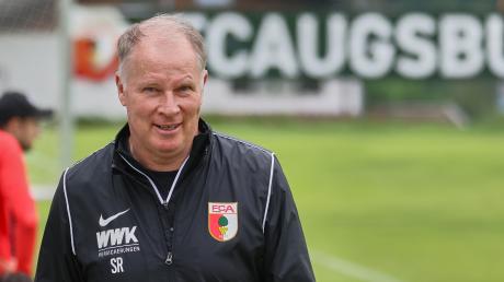Stefan Reuter führt seit fast zehn Jahren die sportlichen Geschicke beim Fußball-Bundesligisten FC Augsburg. Seitdem ist der Klub nicht mehr aus der höchsten deutschen Spielklasse abgestiegen.