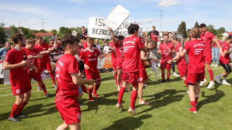 Ausgiebig feierten die Fußballer des TSV Hollenbach die Meisterschaft in der Bezirksliga. Am Sonntag startet das Abenteuer Landesliga für die Krebsbachtaler, ausgerechnet mit einem Landkreisderby.  
