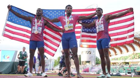 Trayvon Bromell (l-r), Fred Kerley und Marvin Bracy machten einen Dreifach-Erfolg für die USA über 100 Meter perfekt.