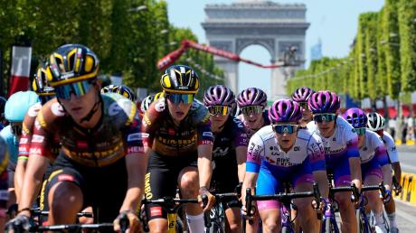 Tour de France 2024 live: Hier kommen alle Infos rund um  den Tourplan, die Sendetermine und die Übertragung live im Free-TV & Stream. 2024 endet die Tour übrigens nicht auf den  Champs-Élysées, sondern in Nizza.