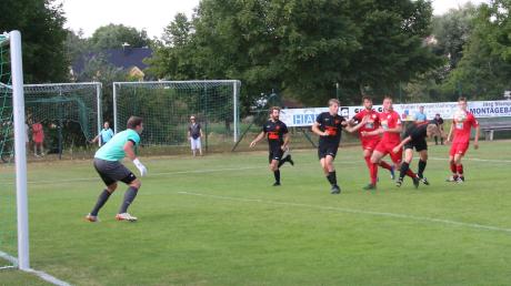 In der Schlussphase drängt der FC Maihingen (in den schwarzen Trikots) auf den Sieg, scheitert aber entweder am Torwart oder am Pfosten.