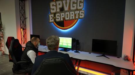 Bei der Gaming-Lounge-Eröffnung von Spvgg. Erkenschwick E-Sports nahm auch der Erkenschwicker Bürgermeister Carsten Wewers (CDU) den Controller in die Hand.