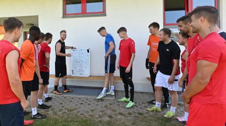 So geht’s: Der neue Bubesheimer Spielertrainer Matthias Schuster zeigt seinen Teamkollegen, wie er sich erfolgreichen Bezirksliga-Fußball vorstellt. Das Derby gegen Günzburg wird einen Fingerzeig geben, wie weit die junge Mannschaft schon ist.