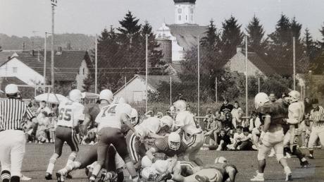 So etwas hatte die Schwenninger Kirche noch nicht gesehen: American Football (oberes Bild)!