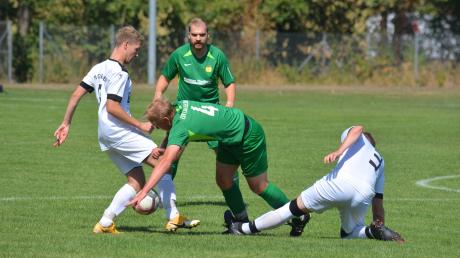 Auf allen Ebenen wurde im Derby zwischen dem SV Gablingen (weiße Trikots) und dem TSV Lützelburg gekämpft.