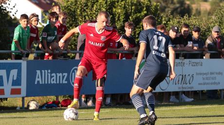 Werner Meyer (am Ball gegen Durach) und der TSV Hollenbach kassierten in Gilching die dritte Niederlage in Serie.  