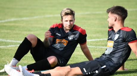 Diskussionsstoff haben die Bubesheimer (hier Axel Schnell und Safet Konakovic) genügend in diesen Sommertagen 2022. Auf den ersten Saisonsieg wartet das Team auch nach dem vierten Bezirksliga-Spieltag.