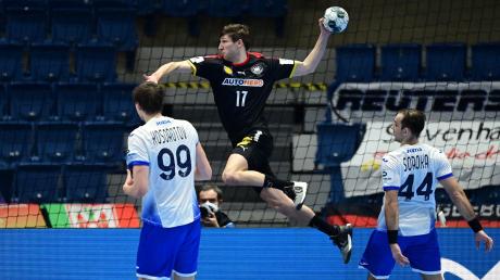 Lesen Sie in diesem Artikel, wie das Team und der Kader der deutschen Mannschaft zur Handball-WM 2023 aufgestellt ist. Hier zu sehen: Nationalspieler Lukas Zerbe (M) im Wurf.