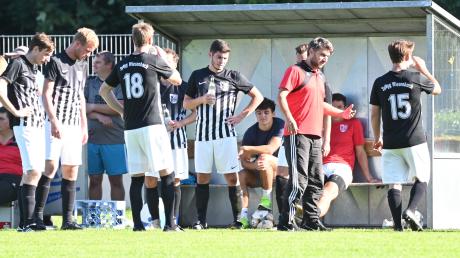 Einstellungssache: Trainer Robert Nan schwört die Fußballer der SpVgg Wiesenbach während einer Trinkpause auf neue Spielstrukturen ein.
